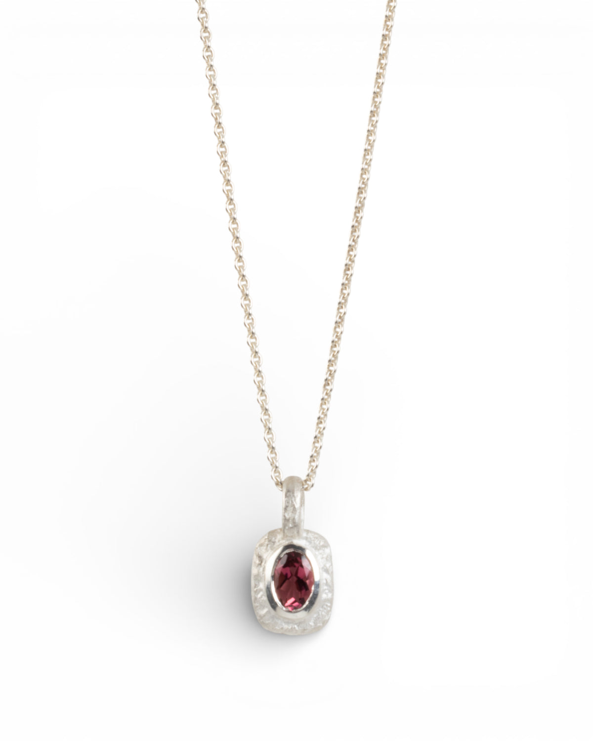 Organisch-eckiger Silberanhänger mit rötlichem Turmalin (0.74ct) - Goldschmiede Krack - Trauringe & Unikatschmuck aus Deidesheim