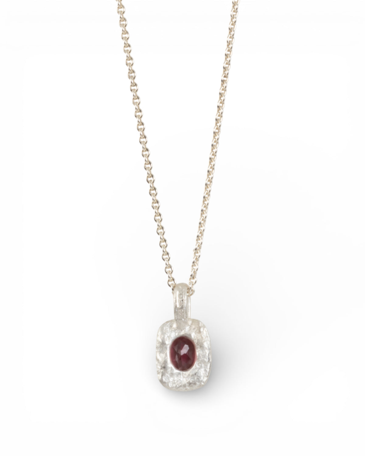 Organisch-eckiger Silberanhänger mit rötlichem Turmalin (0.74ct) - Goldschmiede Krack - Trauringe & Unikatschmuck aus Deidesheim