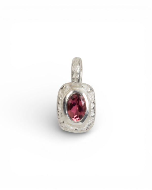 Organisch-eckiger Silberanhänger mit rötlichem Turmalin (0.74ct) - Goldschmiede Krack - Trauringe & Unikatschmuck aus Deidesheim