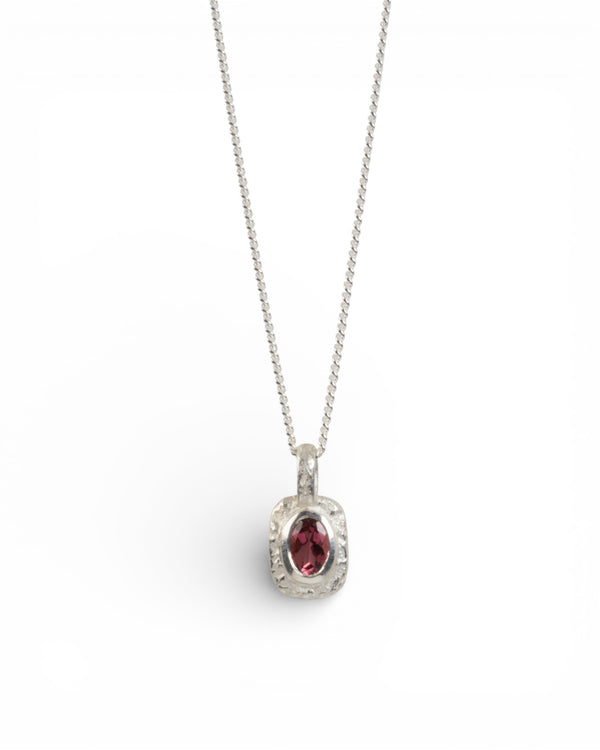 Organisch-eckiger Silberanhänger mit rötlichem Turmalin (0.74ct) - Goldschmiede Krack - Trauringe & Unikatschmuck aus Deidesheim