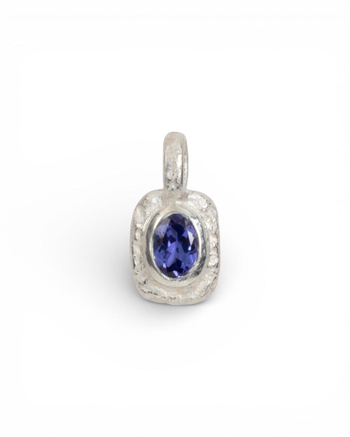 Organisch-eckiger Silberanhänger mit violettem Tansanit (0.83 ct) - Goldschmiede Krack - Trauringe & Unikatschmuck aus Deidesheim