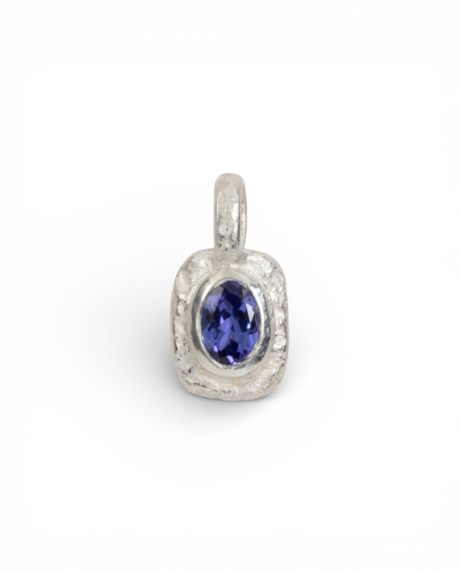 Organisch-eckiger Silberanhänger mit violettem Tansanit (0.83 ct) - Goldschmiede Krack - Trauringe & Unikatschmuck aus Deidesheim