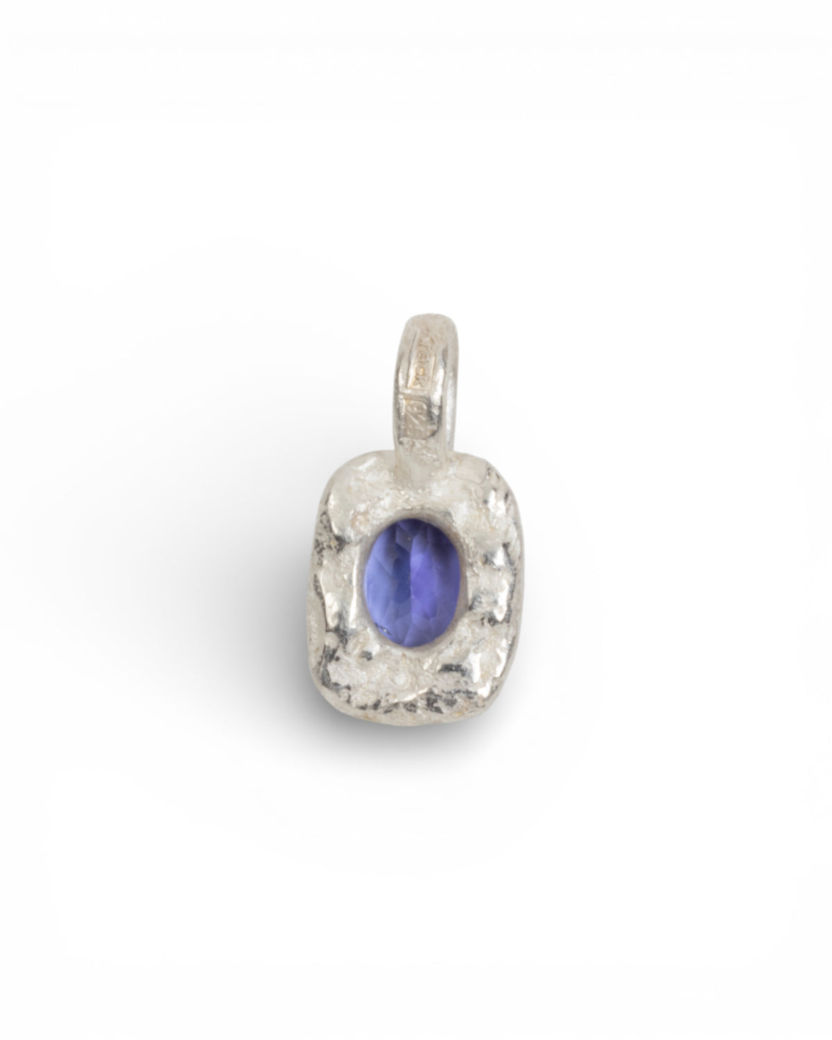 Organisch-eckiger Silberanhänger mit violettem Tansanit (0.83 ct) - Goldschmiede Krack - Trauringe & Unikatschmuck aus Deidesheim