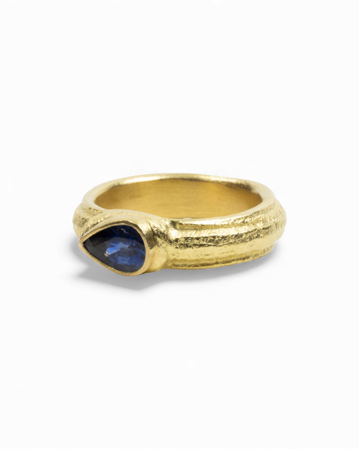 Ring mit kornblumenblauem Saphir in Tropfenschliff (1,02 ct) in 750 Gold