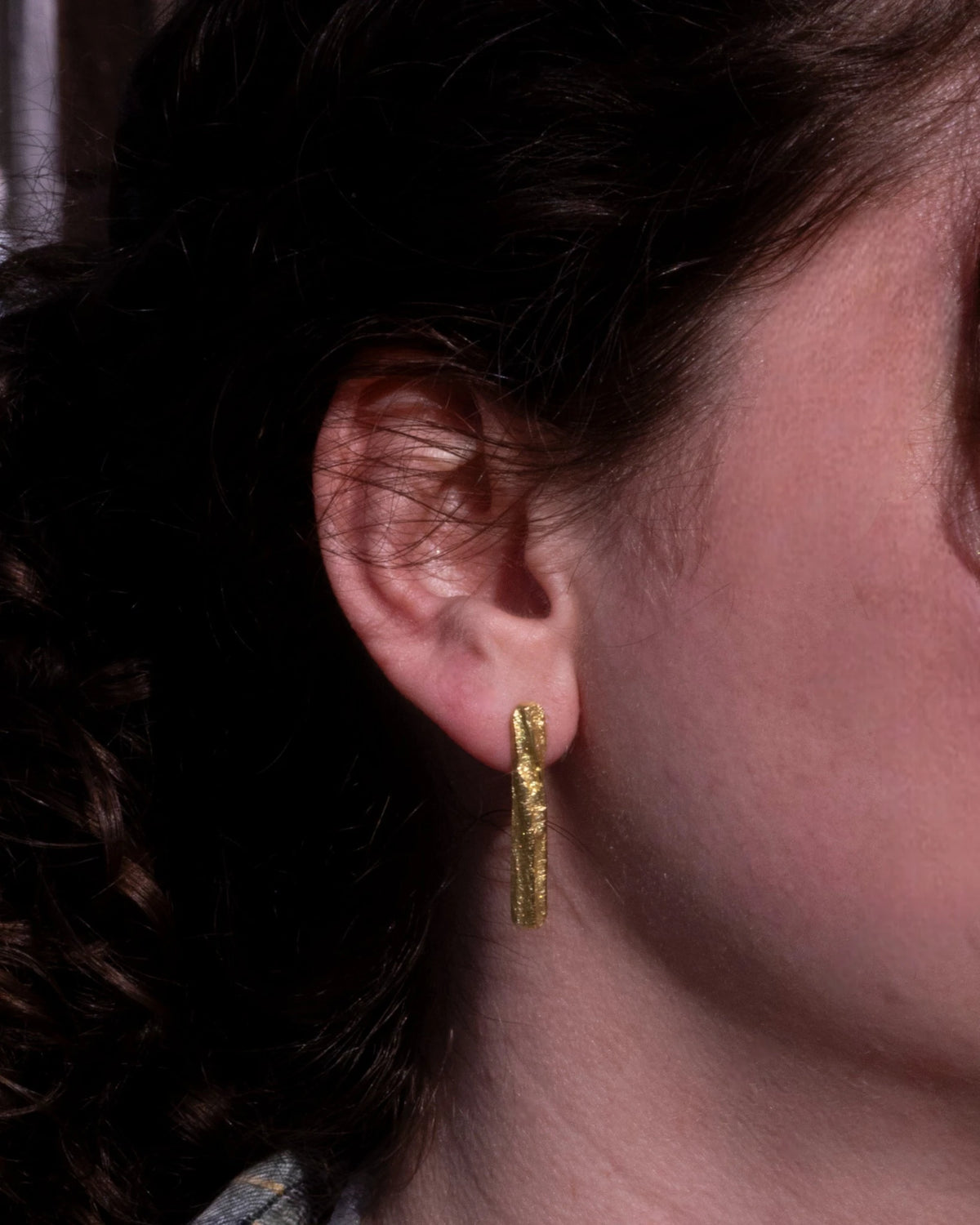 Stab 750 Gold-Ohrstecker mit Tarmac Struktur