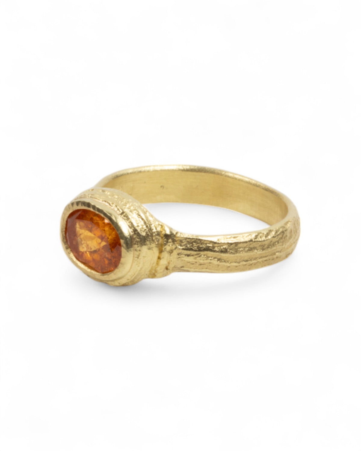 Strukturierter 750 Goldring mit Mandarin-Granat