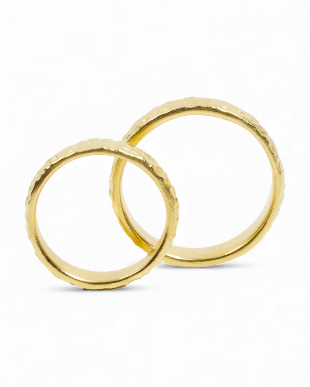 750 Gold Trauringe mit gehämmerter Oberfläche - flach anliegend & komfortabel