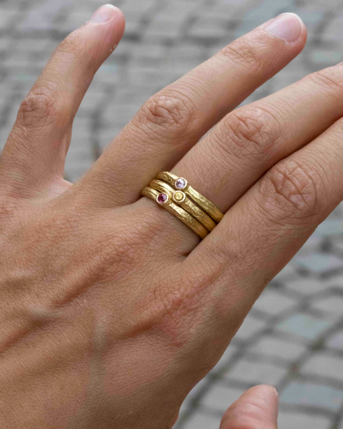 Zarte 750 Goldringe mit Saphiren zum Kombinieren - Goldschmiede Krack - Trauringe & Unikatschmuck aus Deidesheim
