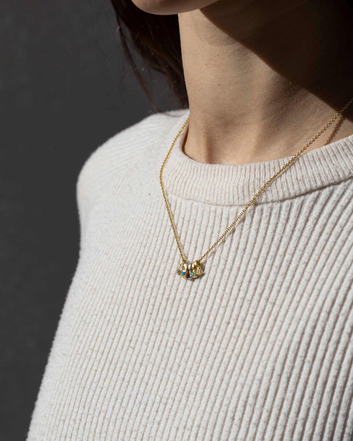 Zarte Würfelanhänger mit Edelsteinen zum kombinieren - Goldschmiede Krack - Trauringe & Unikatschmuck aus Deidesheim