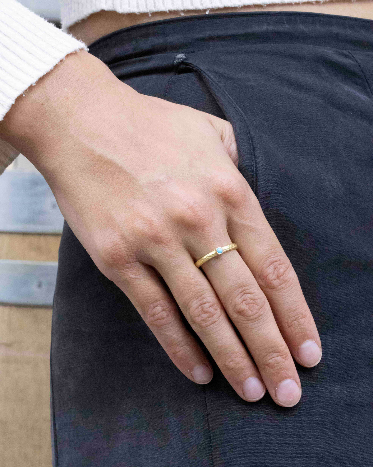 Zarter 750 Goldring mit Türkis-Cabochon