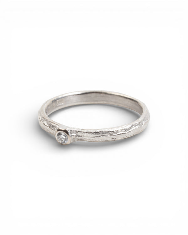 Zarter Bark 750 Weißgoldring mit Brillant (0.05 ct) - Goldschmiede Krack - Trauringe & Unikatschmuck aus Deidesheim