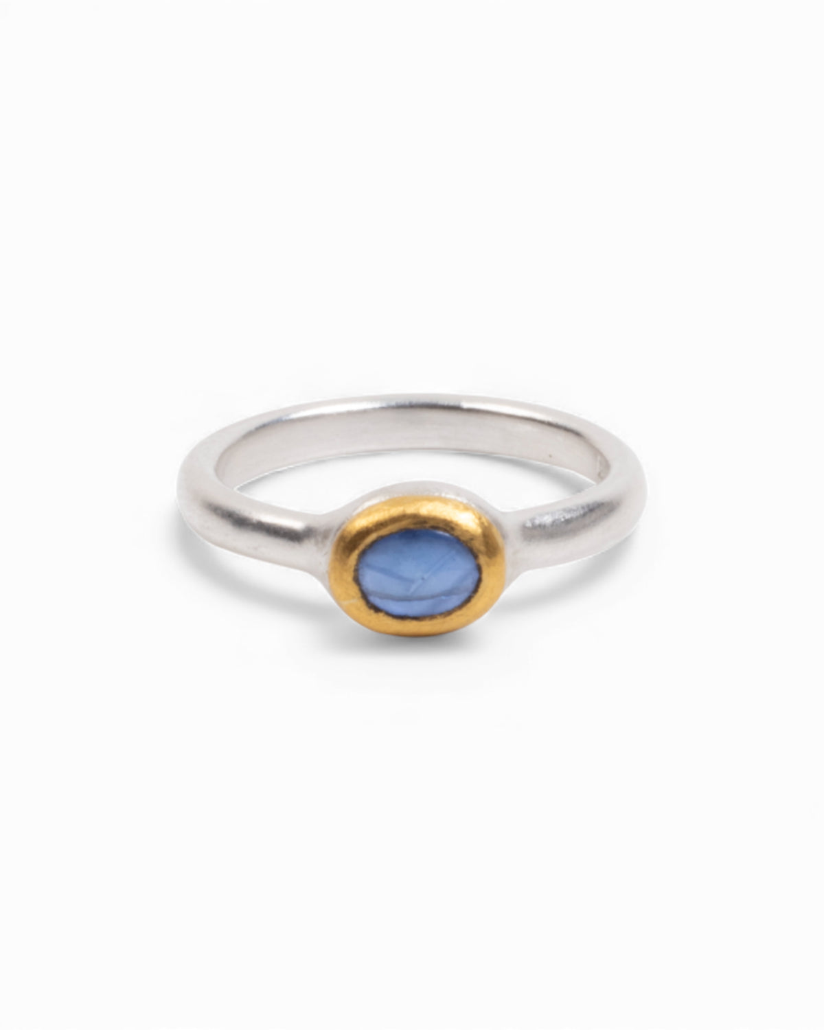 Zierlicher 925 Silberring mit blauem Saphir (0.90 ct) und Feingoldfassung - Goldschmiede Krack - Trauringe & Unikatschmuck aus Deidesheim