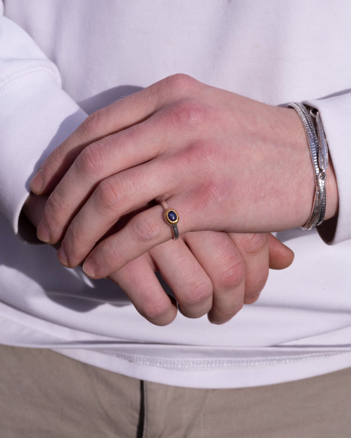 Zierlicher 925 Silberring mit blauem Saphir (0.90 ct) und Feingoldfassung