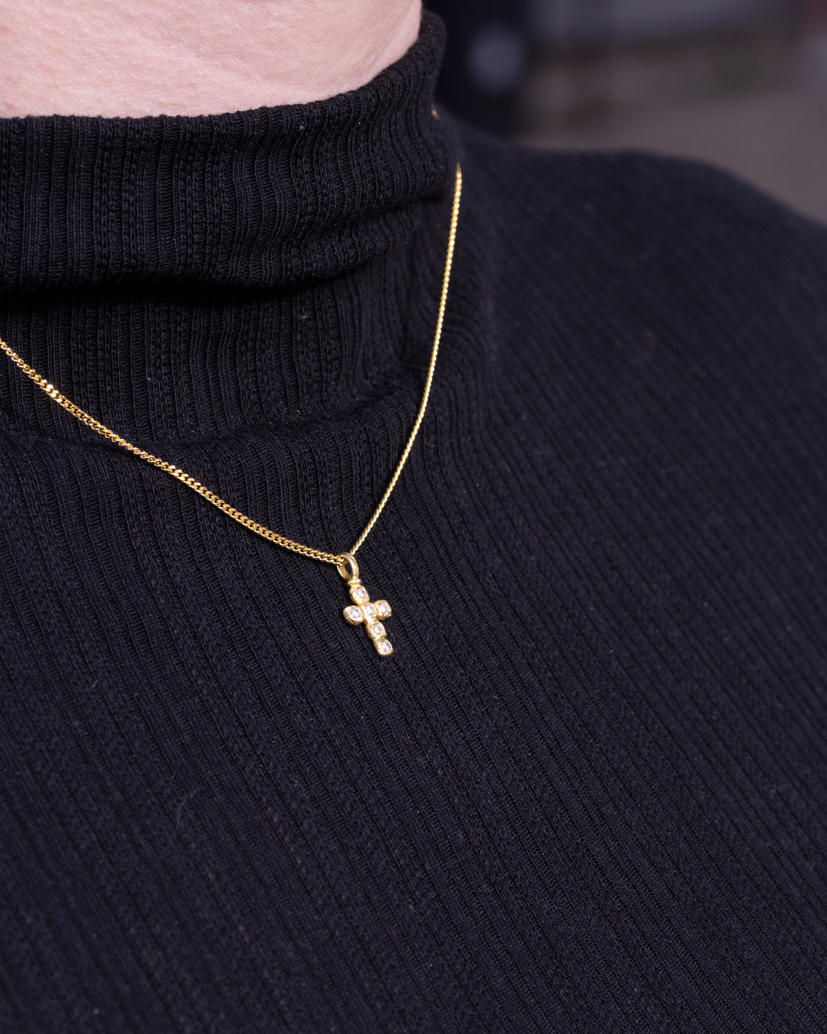 Zierlicher Kreuzanhänger aus 750 Gelbgold mit Brillanten (0,12 ct) inkl. Goldkette - Goldschmiede Krack - Trauringe & Unikatschmuck aus Deidesheim