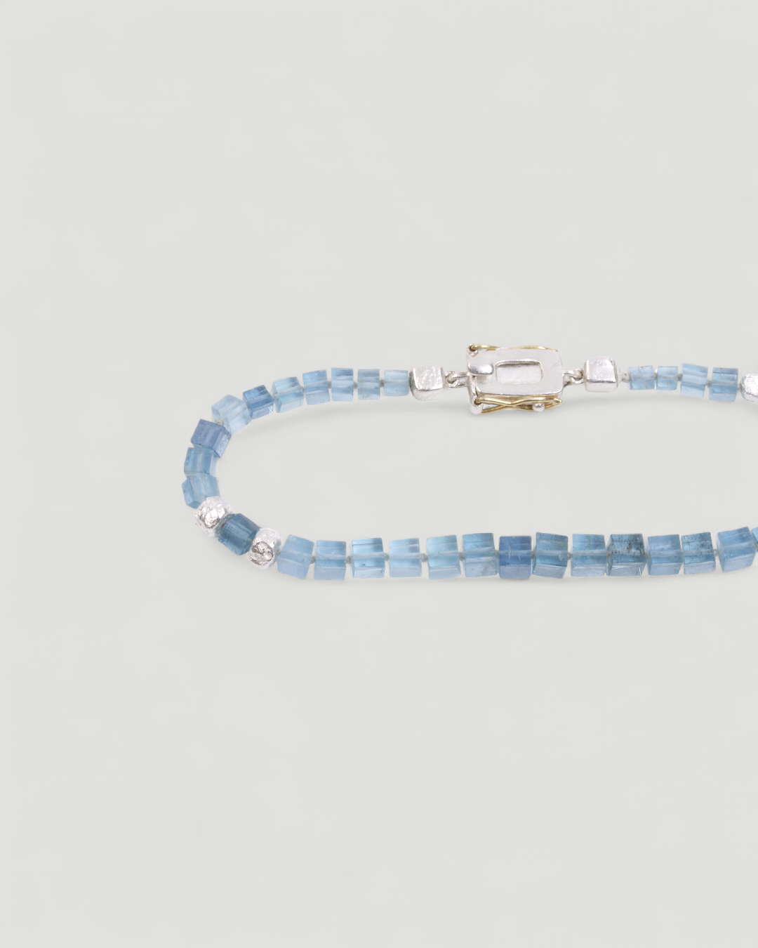 Aquamarinarmband Detail, würfelförmige Aquamarine und Kastenschloss aus 925 Silber mit 750 Gold