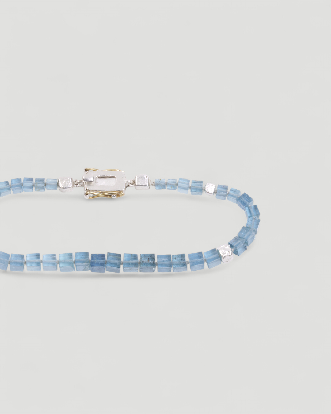 Aquamarinarmband Detailansicht, Kastenschloss mit goldenen Sicherheitsachten und Silberwürfel