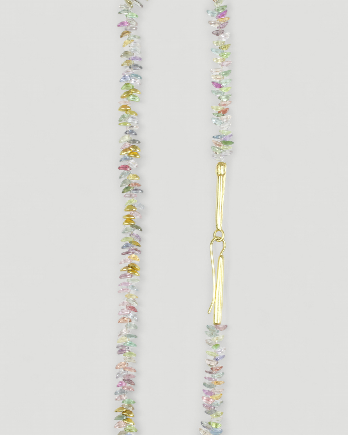 Bunte Saphirkette (86 ct) mit 750 Goldelementen, Detailansicht des handgearbeiteten Häkchenverschlusses
