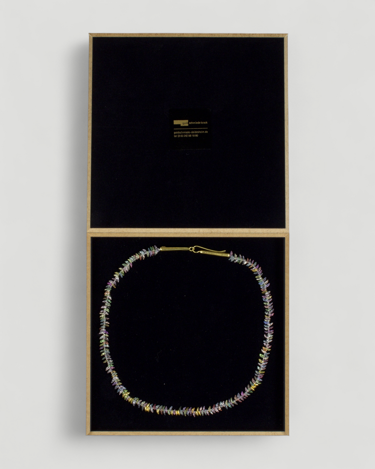 Bunte Saphirkette (86 ct) mit 750 Goldelementen in der Schmuckbox