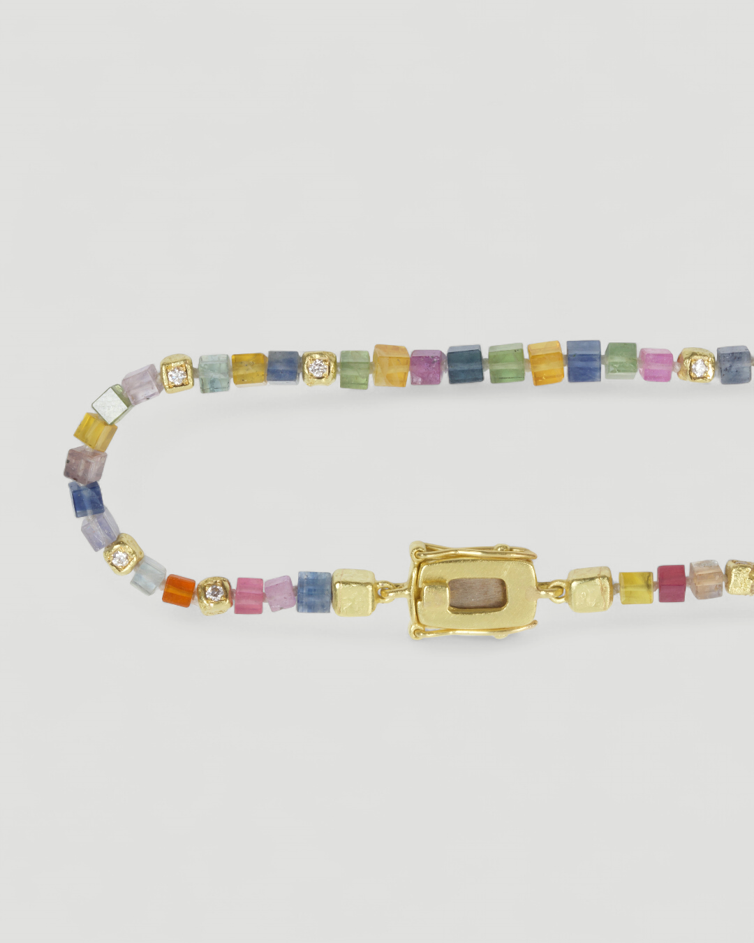 Buntes Saphirarmband mit 750 Goldwürfeln, LGD-Brillanten und Kastenschloss aus Gold, Detailansicht