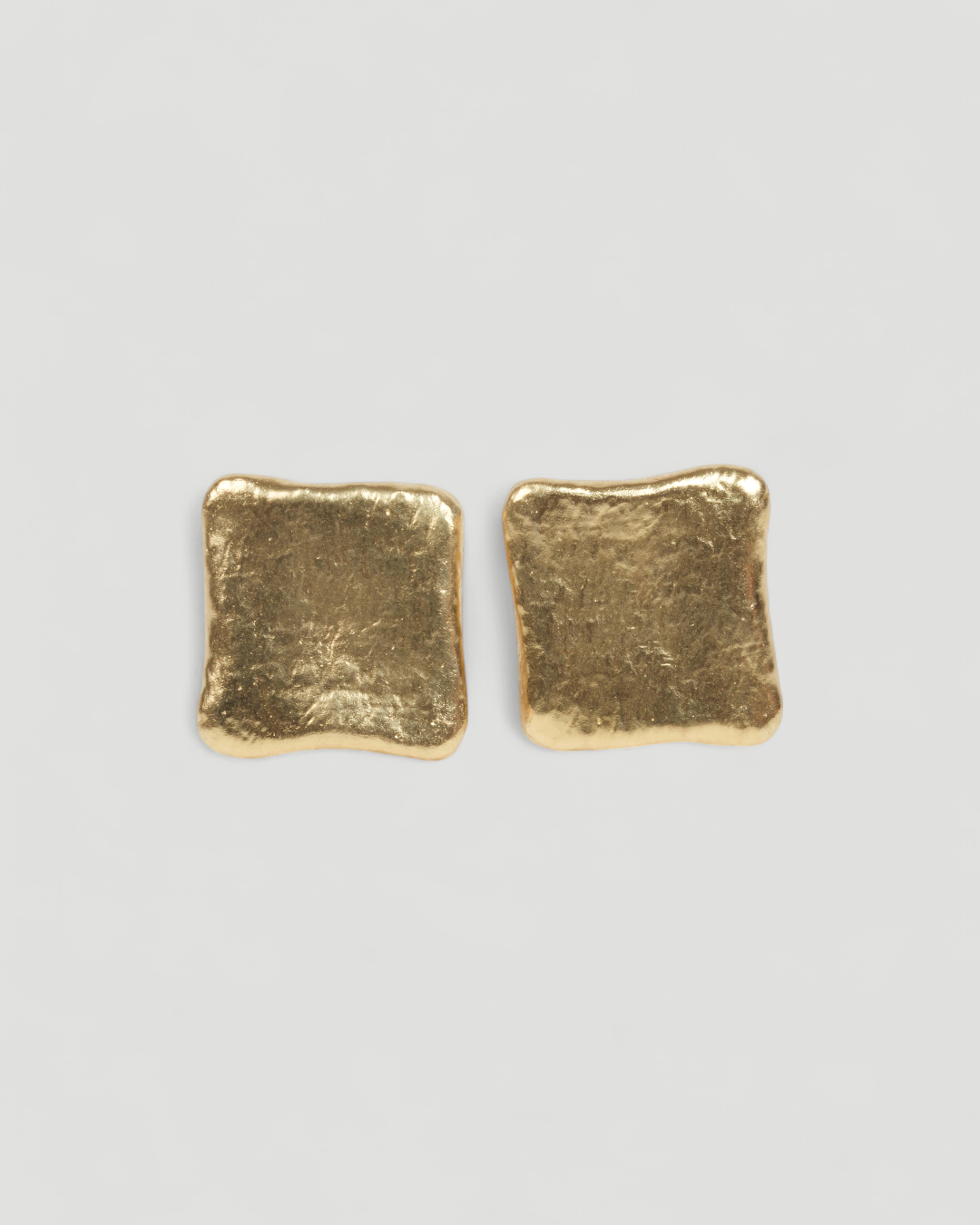 Eckiger Ohrschmuck aus 750 Gold, von Hand geschmiedet, Gesamtansicht von vorn