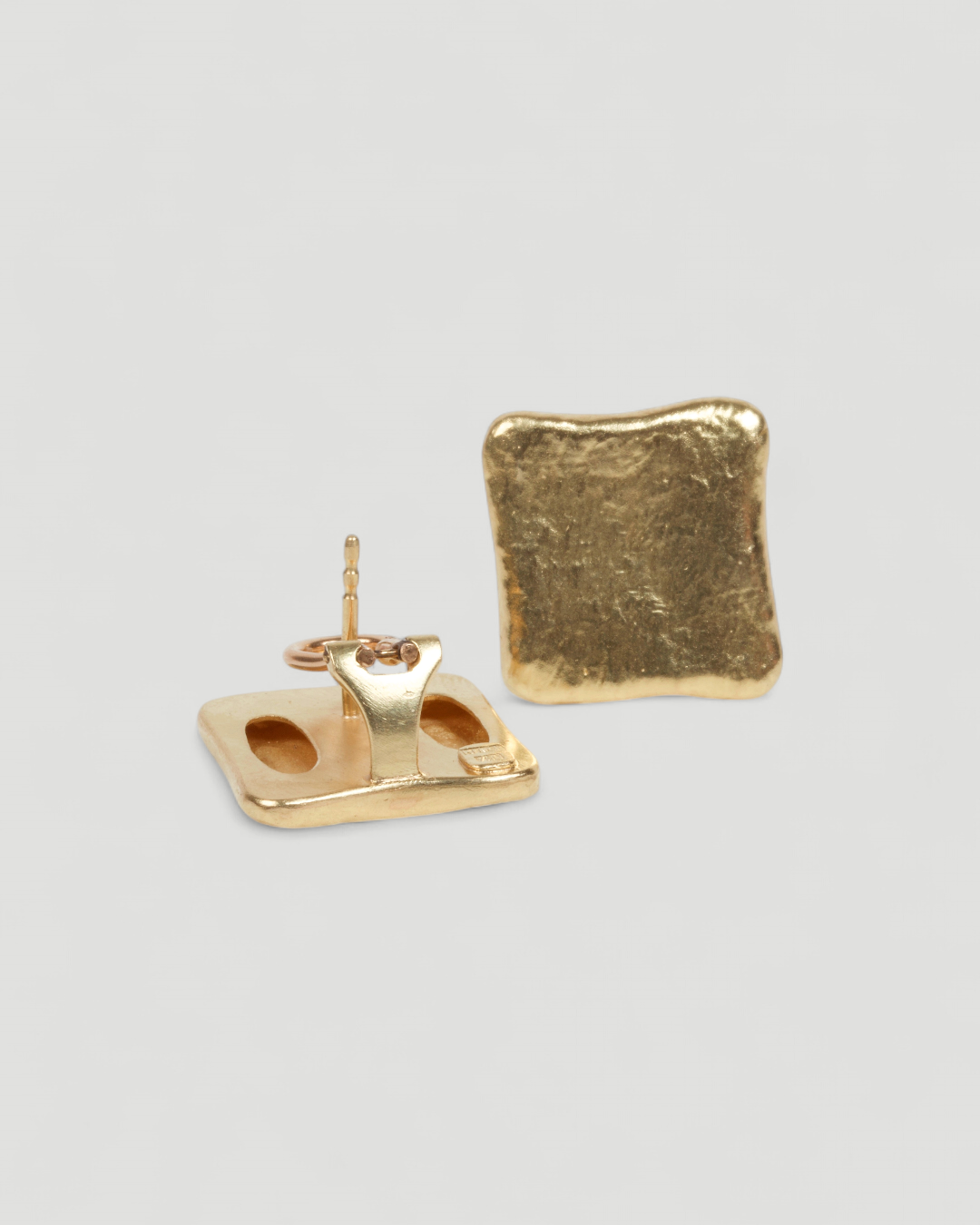Eckiger Ohrschmuck aus 750 Gold, Detailansicht der schön leicht gearbeiteten Platten