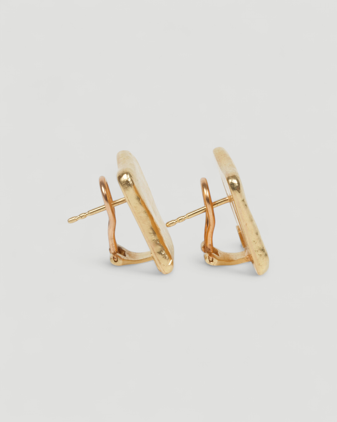 Eckiger Ohrschmuck aus 750 Gold, Profilansicht mit Stift und Clipbügel