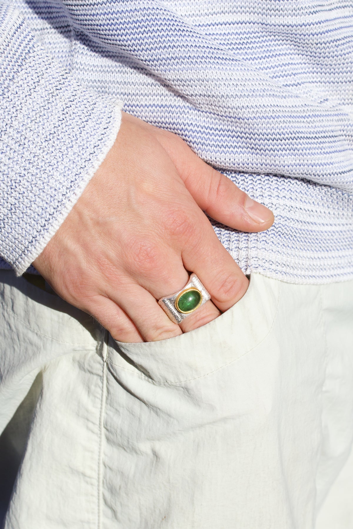 Ring aus 925 Silber mit grünem Turmalin getragen, Hand in der Hosentasche
