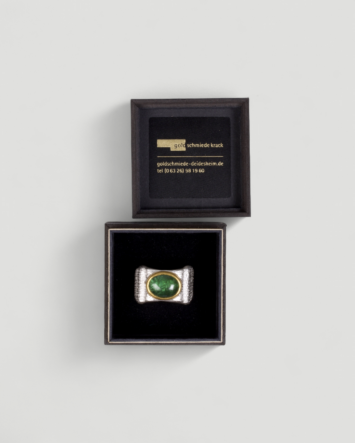 Ring aus 925 Silber mit grünem Turmalin in der Schmuckbox