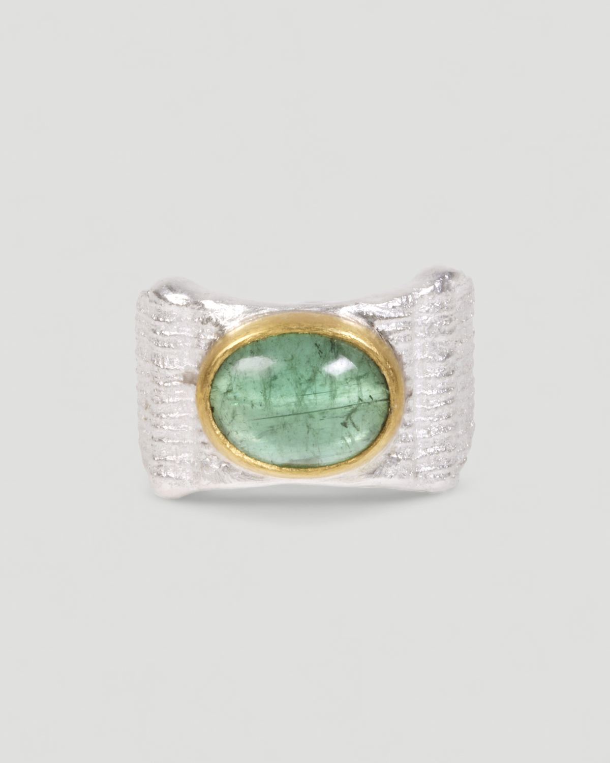 Ring aus 925 Silber mit grünem Turmalin in Feingold-Fassung, Frontalansicht