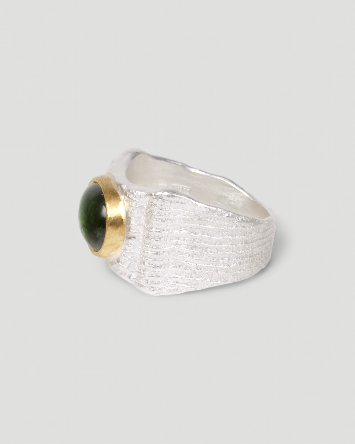 Ring aus 925 Silber mit grünem Turmalin, Seitenansicht der strukturierten Ringschiene