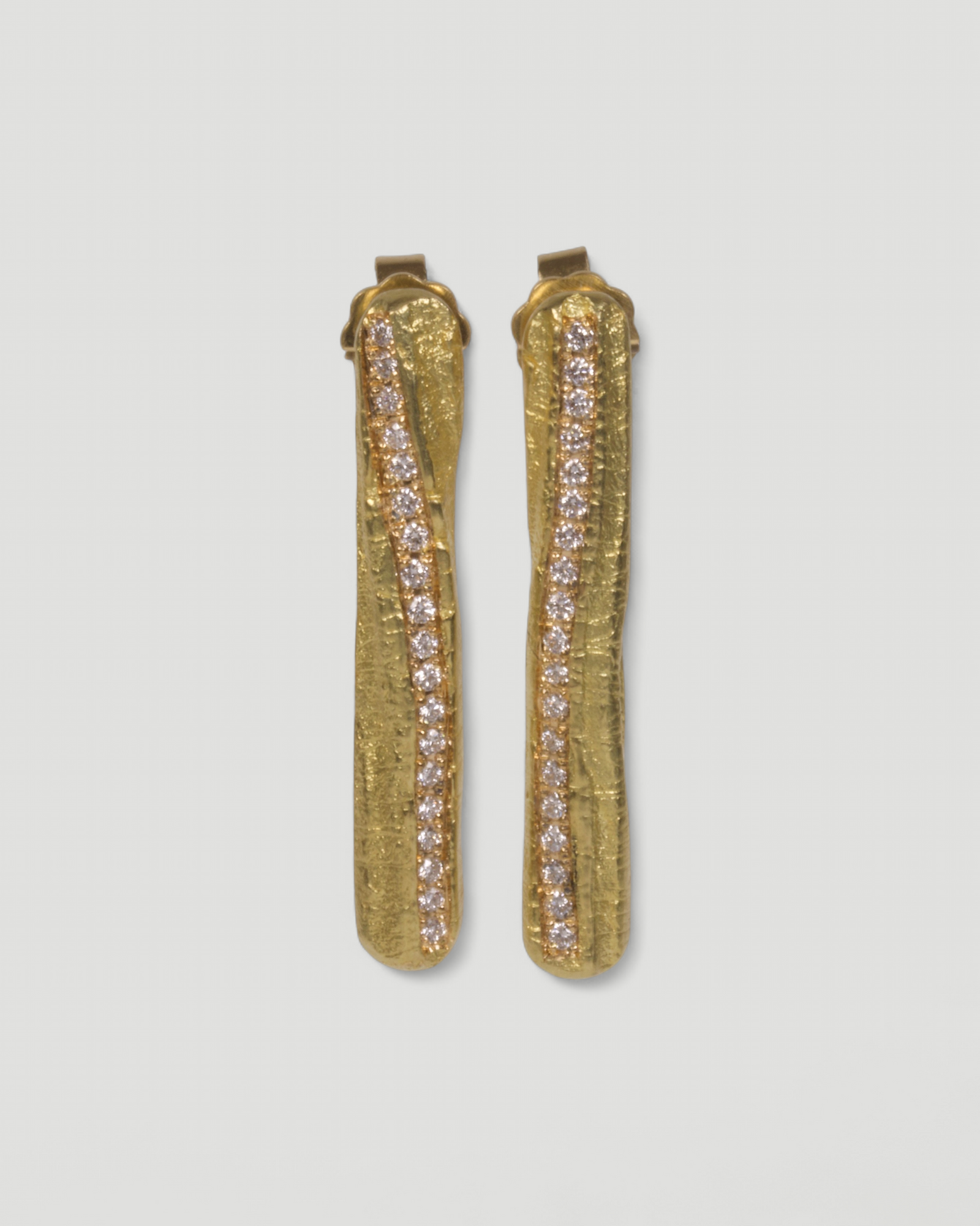 Stab-Ohrstecker 750 Gold mit Tarmac-Struktur und Lab Grown Brillanten