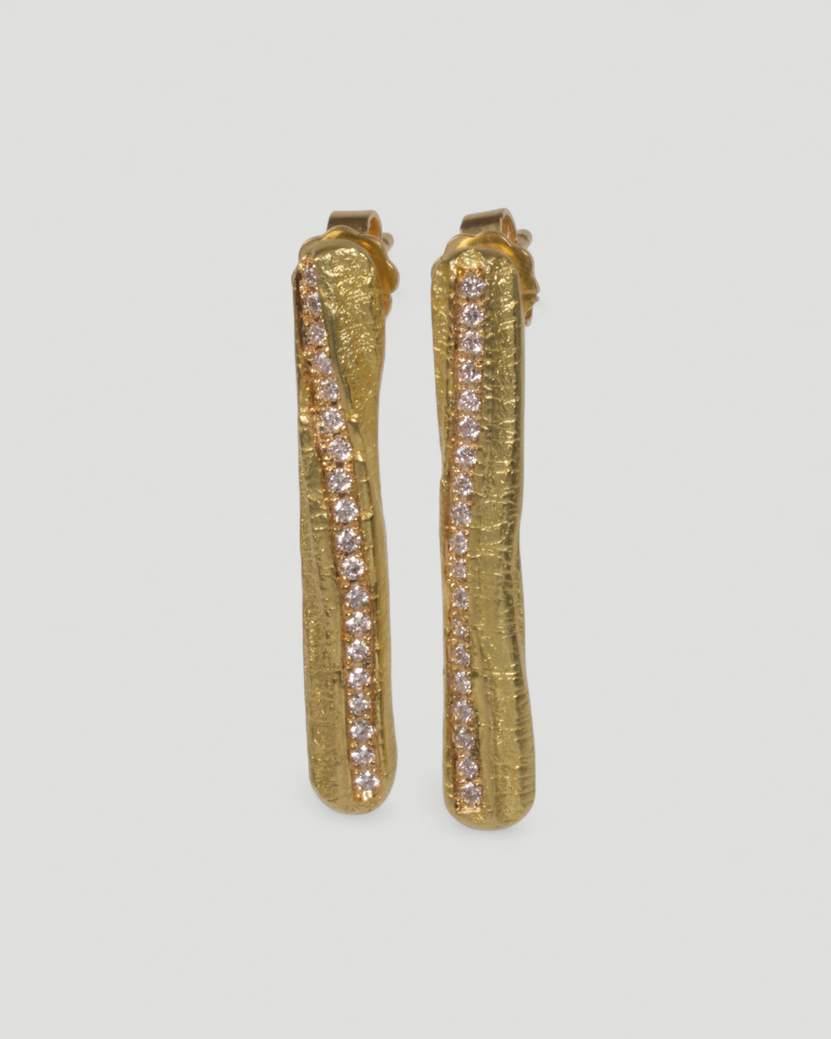 Stab-Ohrstecker 750 Gold mit Tarmac-Struktur und Lab Grown Brillanten, Ansicht 2