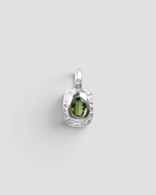 Organisch-eckiger Silberanhänger mit grünem Tsavorit (0.60 ct)