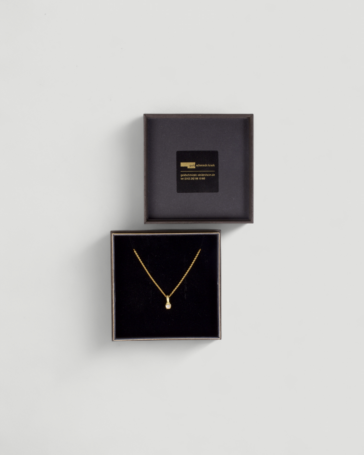 Würfelanhänger aus 750 Gold mit drei Lab Grown Diamanten in der Schmuckbox