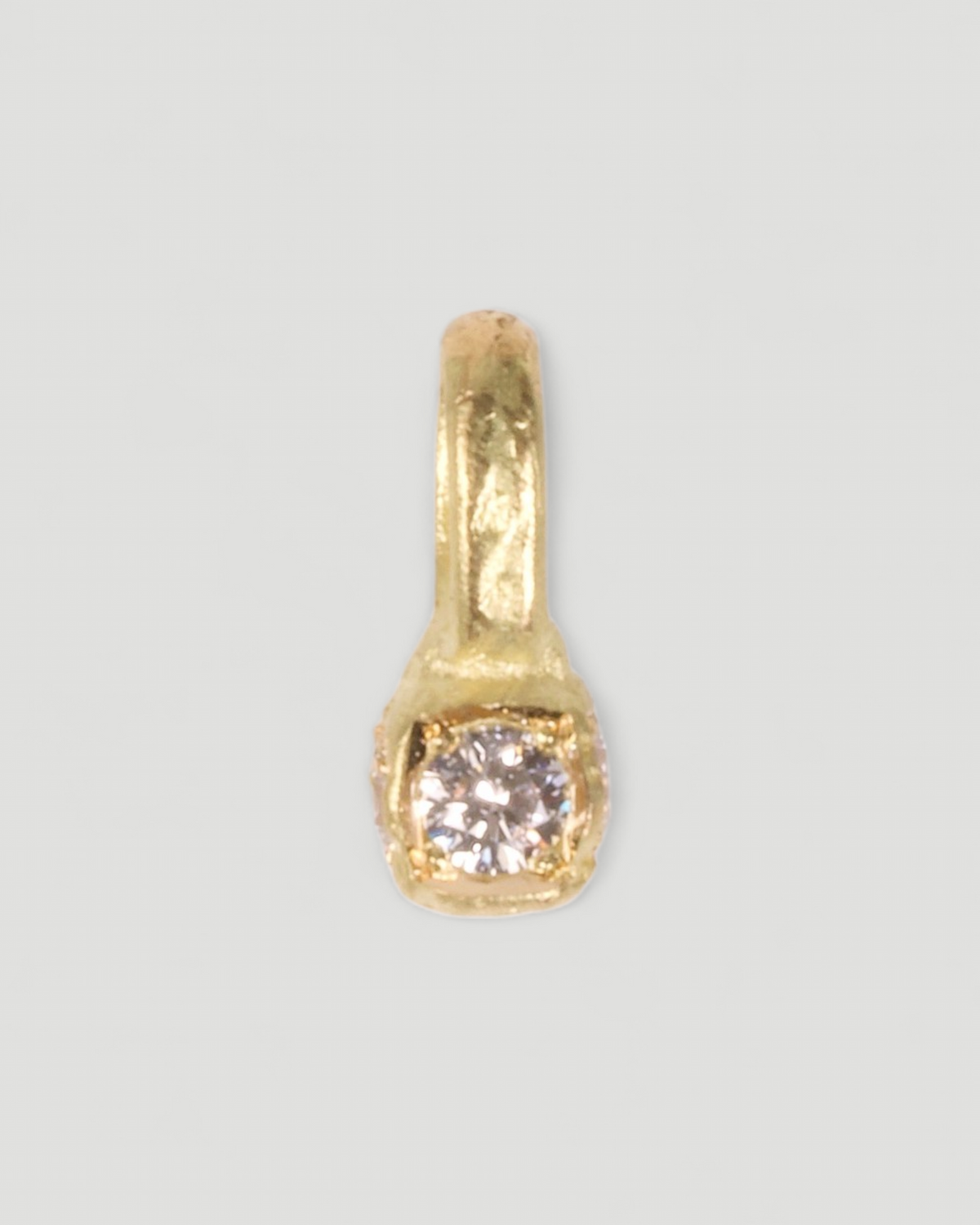 Würfelanhänger aus 750 Gold mit drei Lab Grown Diamanten (0,20 ct) und 750 Goldkette, Nahaufnahme