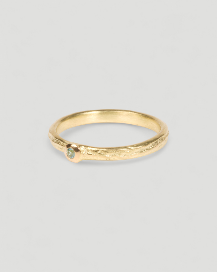 Zarter Bark 750 Goldring mit Paraiba Turmalin, Gesamtansicht mit Zargenfassung