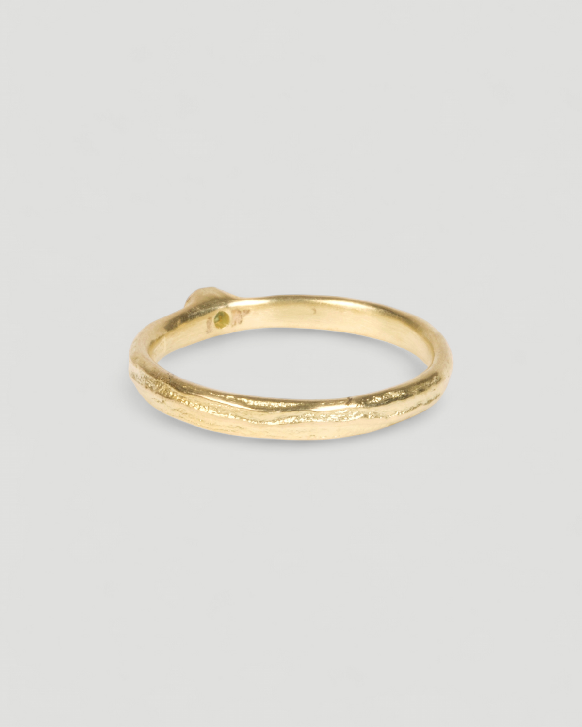 Zarter Bark 750 Goldring mit Paraiba Turmalin, Rückseite mit Bark-Struktur und Innenstempel