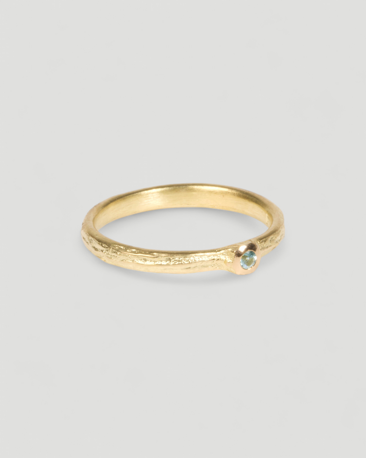 Zarter Bark 750 Goldring mit Paraiba Turmalin, Vorderansicht mit blauem Edelstein