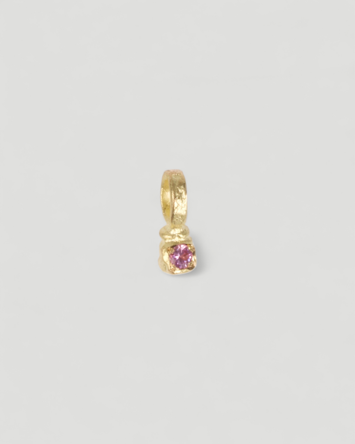 Zarter Würfelanhänger aus 750 Gold mit pinkem Saphir (0,03 ct)