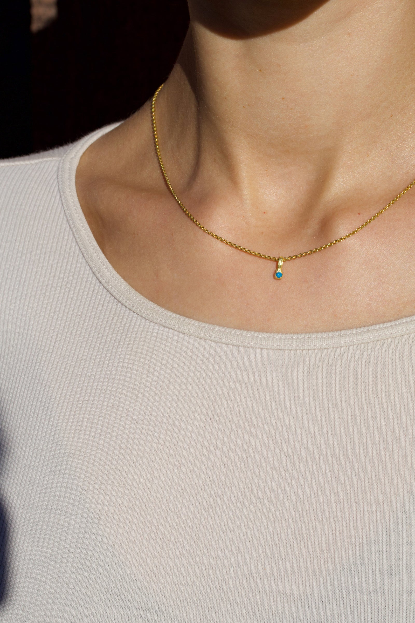 Zarter Würfelanhänger aus 750 Gold mit Türkis (2 mm)