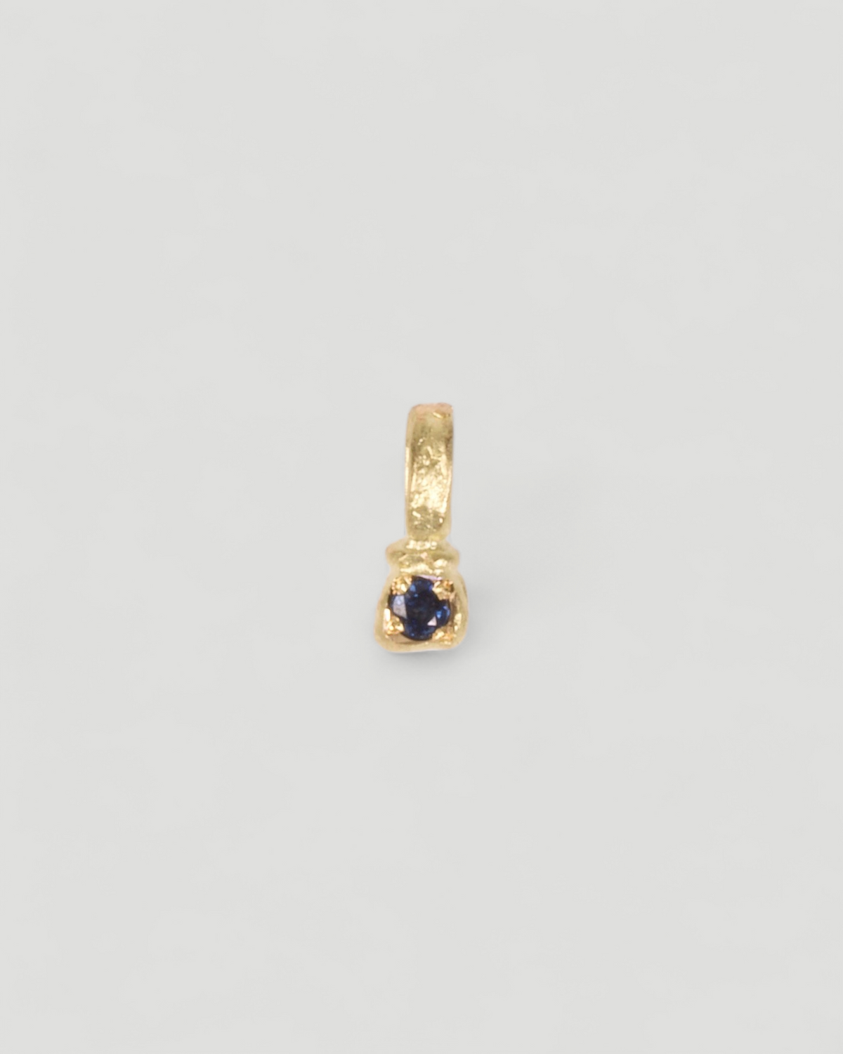 Zarter Würfelanhänger aus 750 Gold mit blauem Saphir (0,025 ct) und 750 Goldkette, Nahaufnahme