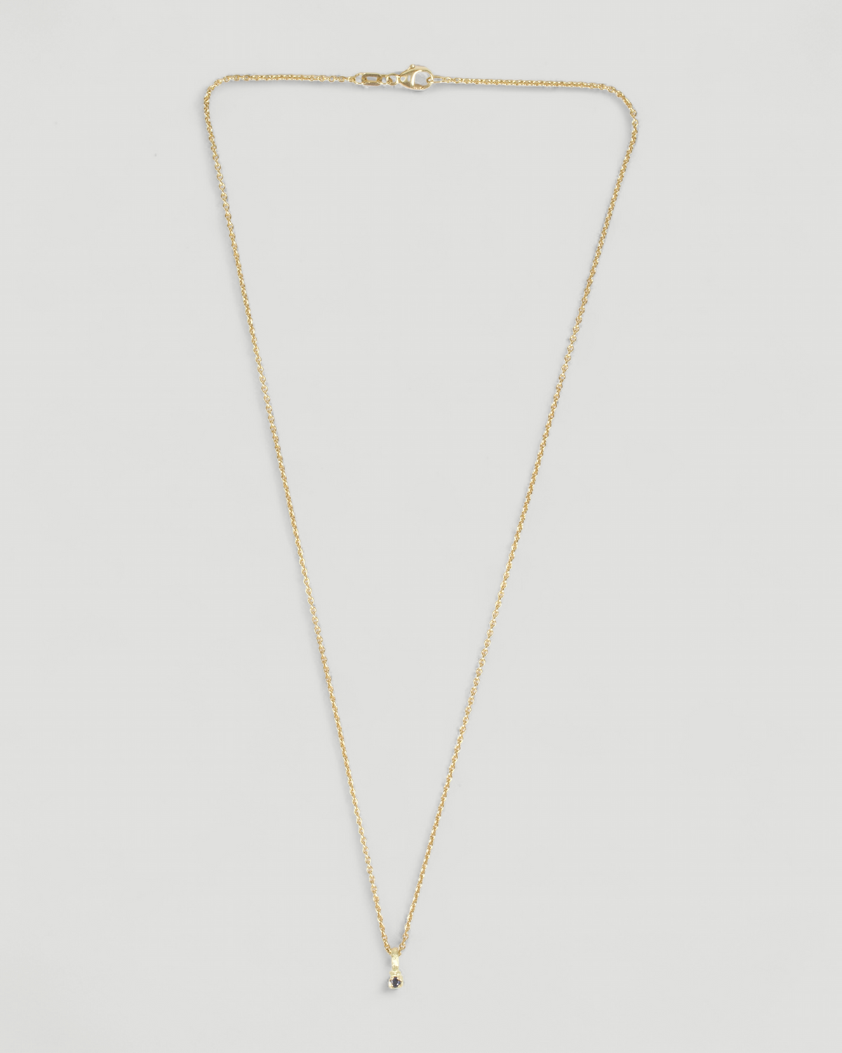 Zarter Würfelanhänger aus 750 Gold mit blauem Saphir (0,025 ct) und 750 Goldkette, an der Goldkette