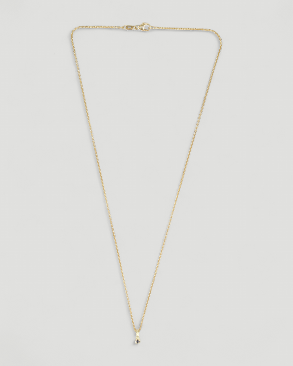 Zarter Würfelanhänger aus 750 Gold mit blauem Saphir (0,025 ct) und 750 Goldkette