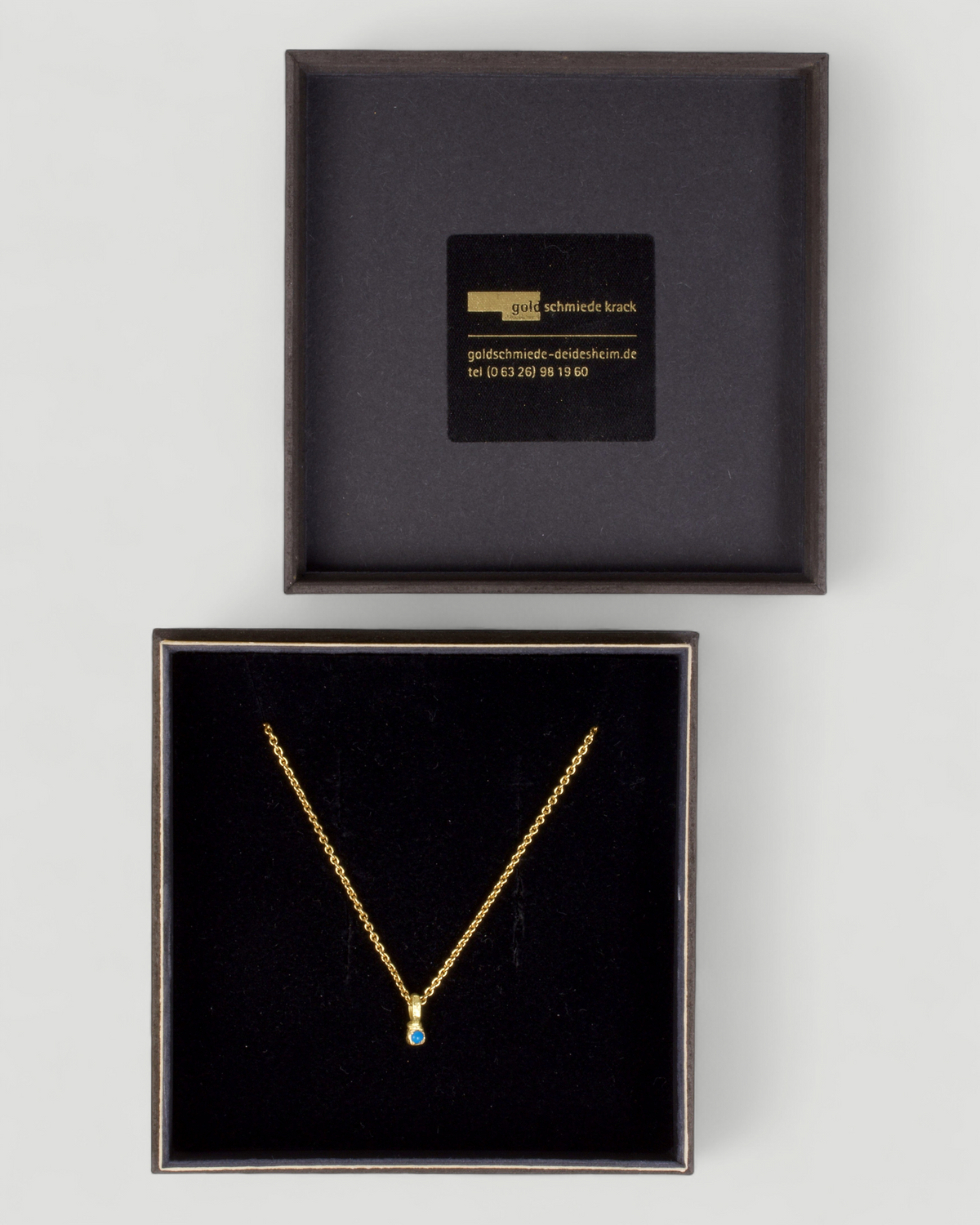 Zarter Würfelanhänger aus 750 Gold mit Türkis (2 mm) und 750 Goldkette, in der Schmuckbox