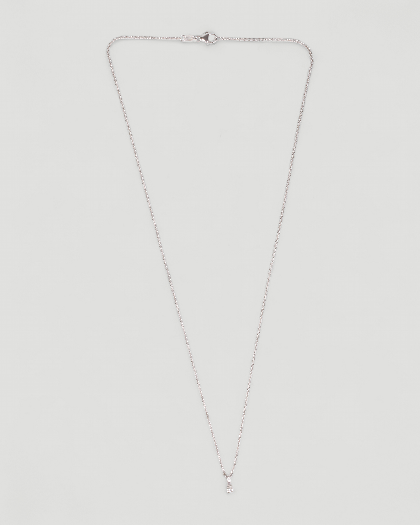 Zarter Würfelanhänger aus 750 Weißgold mit Lab Grown Diamant (0,02 ct) und 750 Weißgoldkette, an der Weißgoldkette