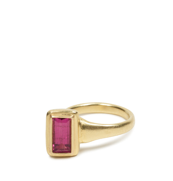 750 Goldring mit himbeerfarbenem Turmalin (1,83 ct) im Baguetteschliff - Unikat - Goldschmiede Krack - Trauringe & Unikatschmuck aus Deidesheim