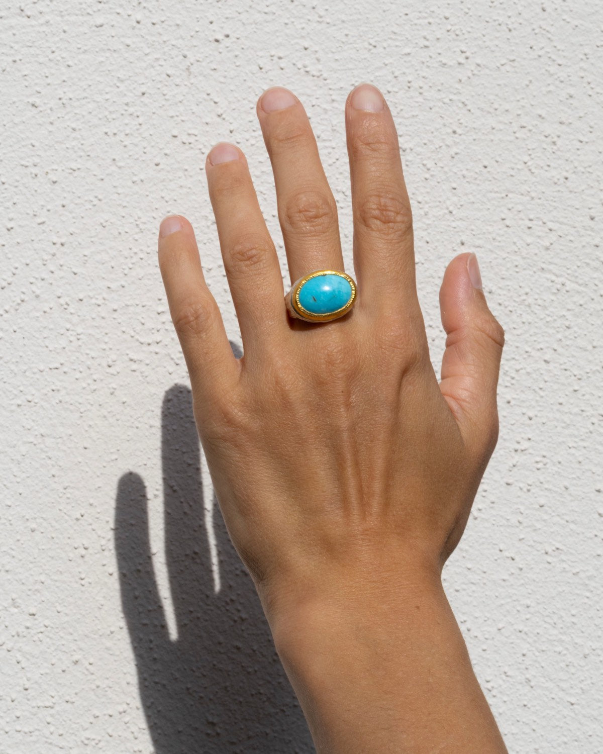 750 Goldring mit Türkis-Cabochon an der Hand getragen